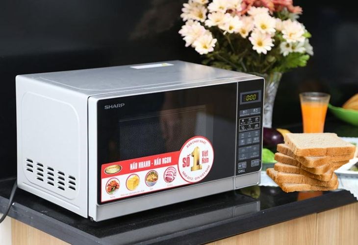 Lò vi sóng có nướng BlueStone MOB-7741 25 lít có thiết kế nhỏ gọn giúp tiết kiệm không gian bếp Nếu bạn không muốn thừa bánh quá nhiều thì lò vi sóng có nướng Sharp R-G272VN-S 20 lít có thể đáp ứng được