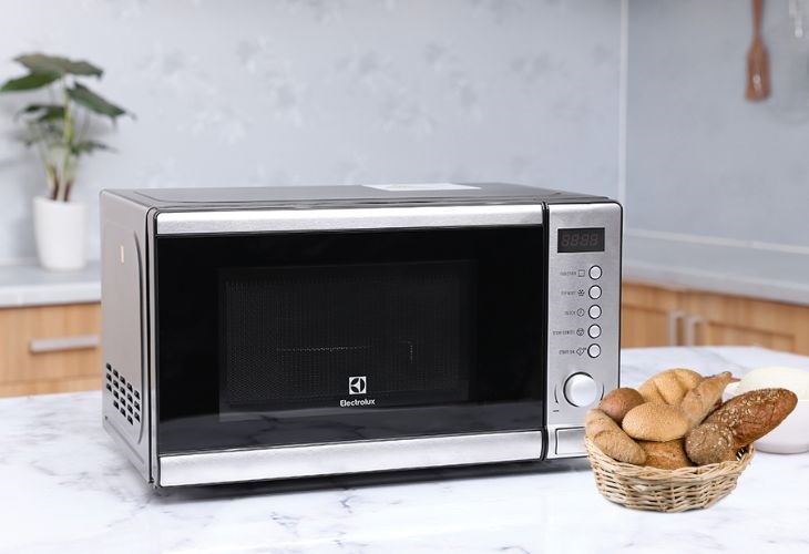 Lò vi sóng có nướng Electrolux EMS2027GX 20 lít có giá 1.940.000 VNĐ (cập nhật 09/2023, giá có thể thay đổi theo thời gian), phù hợp với nhiều phân khúc người dùng Lò vi sóng có nướng Electrolux EMS2027GX 20 lít có giá 1.940.000 VNĐ (cập nhật 09/2023, giá có thể thay đổi theo thời gian), phù hợp với nhiều phân khúc người dùng