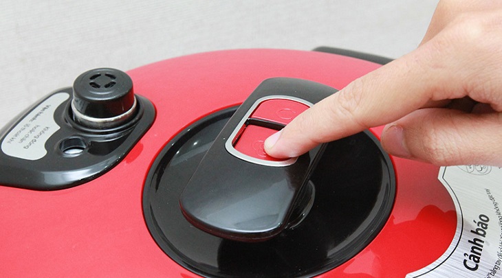 Xả áp trước khi mở nắp nồi Sau khi thực phẩm được nấu chín, nên xả áp nồi áp suất điện Sunhouse SHD 1767 6.0 lít trước khi mở nắp nồi