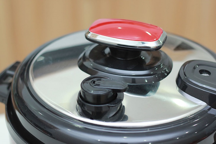 Đậy kín nắp nồi, mở van an toàn Đậy kín nắp nồi áp suất điện Sunhouse SHD-1552 5 lít và mở van an toàn