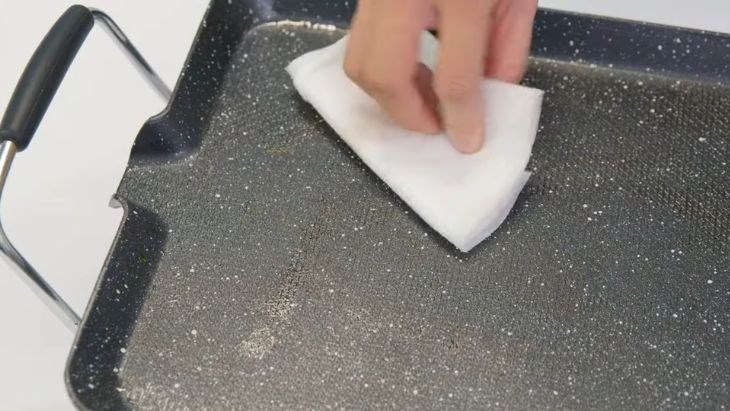 Bếp nướng điện Delites AD-G48 1500W - vệ sinh bề mặt nướng danh giap chi tiet bep nuong dien delites ad g48 1500 w 10 730x411 1