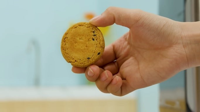 Phần mặt bánh bên dưới ít vàng hơn mặt trên image10 683x384 2