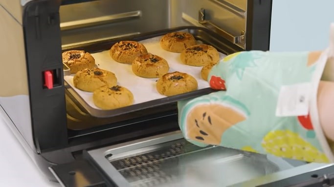 Thành phẩm bánh chín vàng đều sau 20 phút nướng image15 683x384 1