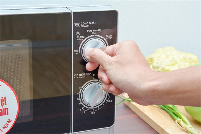 lo-vi-song-sharp-r-205vn-s-20-lit-3-1 Núm xoay cơ bằng tiếng Việt điều khiển dễ dàng